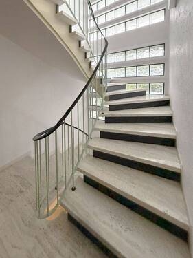 Blick ins helle Treppenhaus.jpg - 