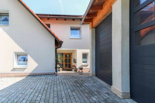 Hauszugang - Zweifamilienhaus mit Einliegerwohnung, Gewerbehalle, Garagen, Werkstatt und Garten in ruhiger Lage