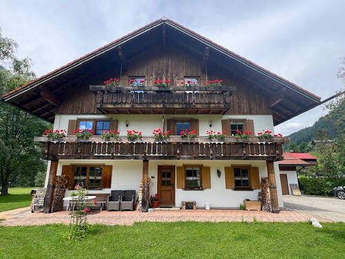 Hausansicht S/O - 2-Zi.-FeWo mit Balkon, Langzeitfewo für eigenes wohnen, im Hochtal