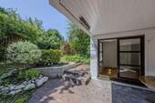 Zugang zum privaten Garten - 3 Zimmer Split-Level Gartenwohnung mit Sauna und Tiefgaragenstellplatz in ruhiger Lage