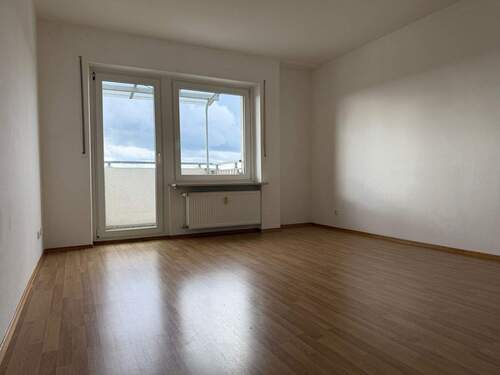 Wohnzimmer - Etagenwohnung mit 58,80 m&sup2; in Waldkraiburg zum Kaufen