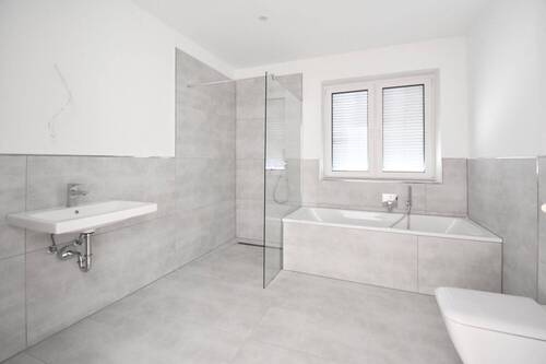 Bad mit Dusche und Badewanne - 