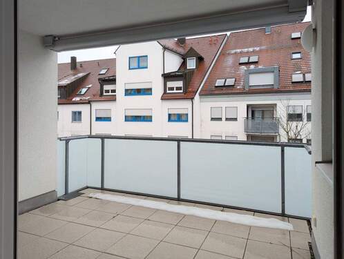 Überdachter Balkon mit el. Markise - 