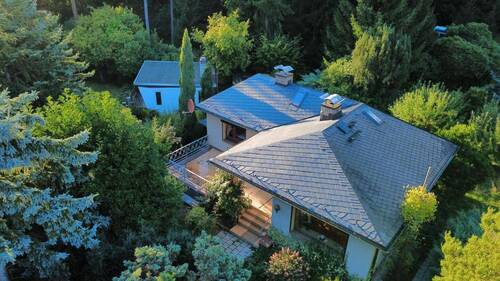 Luftbild - +++CHARMANTES EINFAMILIENHAUS IM BUNGALOW-STIL MIT GROßEM IDYLLISCHEM WALDGRUNDSTÜCK+++