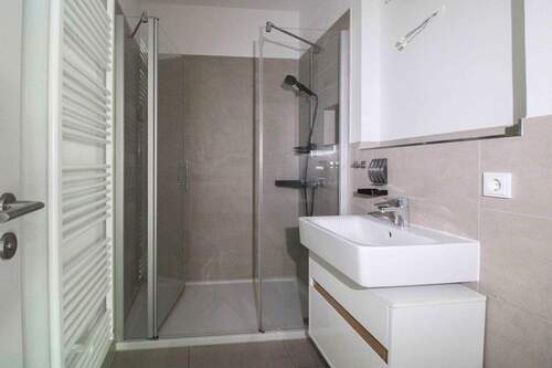 Badezimmer mit Dusche - 