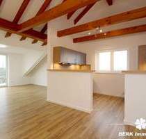 BERK Immobilien - Stilvolle DG-Wohnung für Singles & Paare im Erstbezug am Ortsrand inkl. Tiefgarage - Röllbach