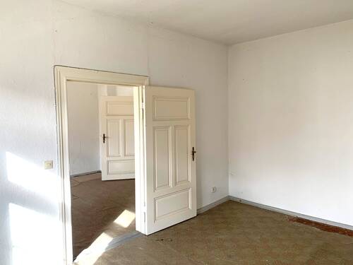 Zimmer mit alten Türen - Mehrfamilienhaus, Wohnhaus mit 471,00 m² in Niedere Börde zum Kaufen