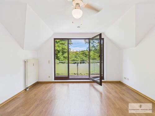 Wohnbereich mit Bodentiefen Fenstern - 'Gut geschnittene Dachgeschosswohnung mit Balkon und Garage'