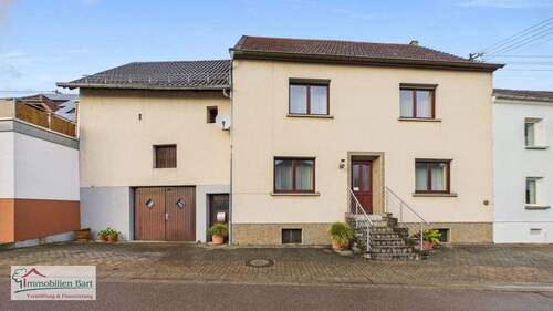 Straßenansicht - GEPFLEGTES WOHNHAUS MIT POTENZIAL!