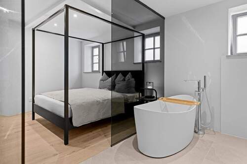 Schlafzimmer - Einzigartige 3-Zimmer-Wohnung im Einzelbaudenkmal! Historisch, kernsaniert, zentral