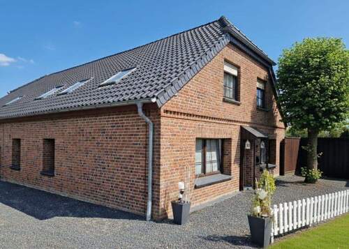 Haus vorne - Doppelhaushälfte mit Einliegerwohnung und großem Grundstück