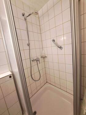 Bad mit Dusche - 