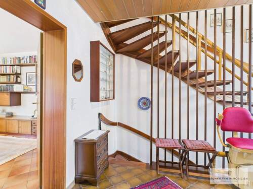 Diele mit Treppenaufgang - 