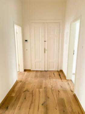 Flur mit Eingangstür - Etagenwohnung mit 65,00 m&sup2; in Leipzig zum Kaufen