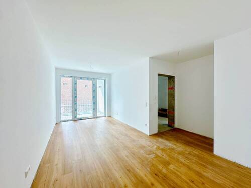 Wohn-Essbereich mit Blick zur Terrasse - 2 Zimmer Etagenwohnung in Bielefeld / Innenstadt