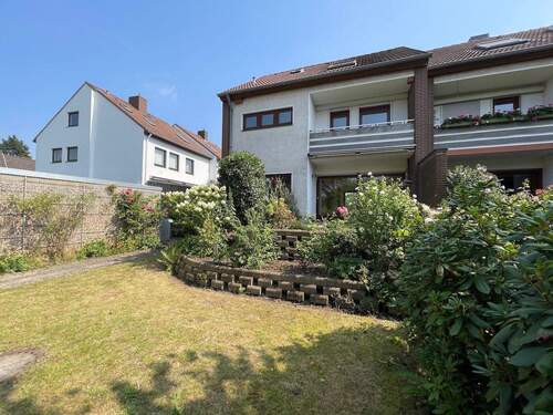 Hausansicht/Vorgarten - Doppelhaushälfte mit Garage, 3 Bädern, Gäste-WC, 2 Terrassen & Balkon