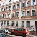 Hausansicht Straße - 2 Zimmer Etagenwohnung zum Kaufen in Leipzig
