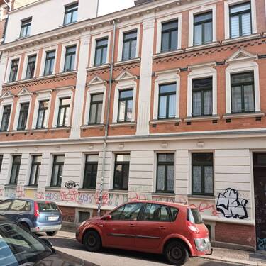 Hausansicht Straße - 2 Zimmer Etagenwohnung zum Kaufen in Leipzig
