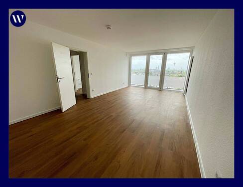 Wohnzimmer - Über den Dächern von Köln mit Dom-Blick! Modernisierte 2 Zimmer-Wohnung + Balkon+ neues Wannenbad