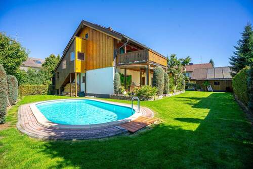 Hausansicht mit Pool - 8 Zimmer Mehrfamilienhaus, Wohnhaus zum Kaufen in Forstinning