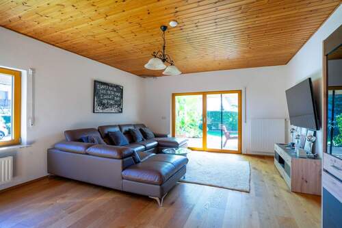 Wohnzimmer EG - 8 Zimmer Mehrfamilienhaus, Wohnhaus in Forstinning