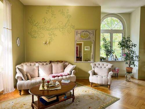 Wohnbereich mit Sofa und Rundbogenfenster - 