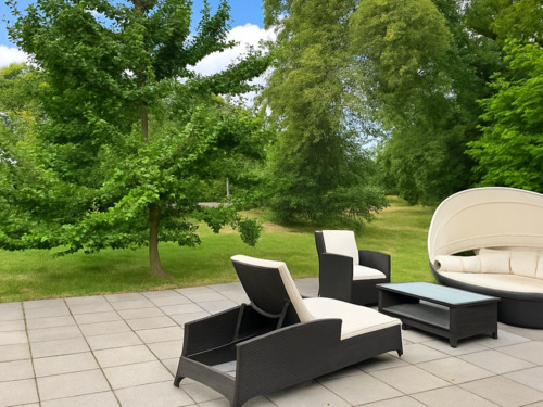 Terrasse mit Sitzgelegenheiten im Grünen - 