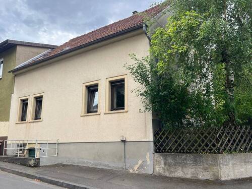 Hausansicht mit Eingang zum Gewölbekeller - Einfamilienhaus mit 130,00 m&sup2; in Feilbingert zum Kaufen