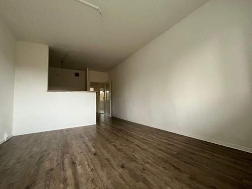 Wohnzimmer mit Blick zum Tresen - 2 Zimmer Etagenwohnung zur Miete in Chemnitz