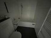 Badezimmer mit Wanne und Handtuchheizkörper - Etagenwohnung mit 41,40 m² in Chemnitz zur Miete