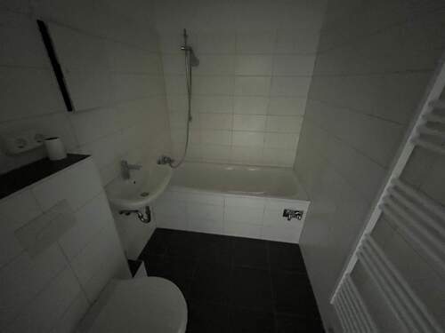 Badezimmer mit Wanne und Handtuchheizkörper - Etagenwohnung mit 41,40 m² in Chemnitz zur Miete