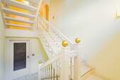 Treppenhaus mit detailreichen Armaturen - 