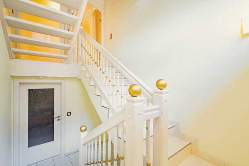 Treppenhaus mit detailreichen Armaturen - 