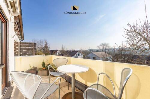 Gemütlicher Balkon mit Blick ins Grüne - 