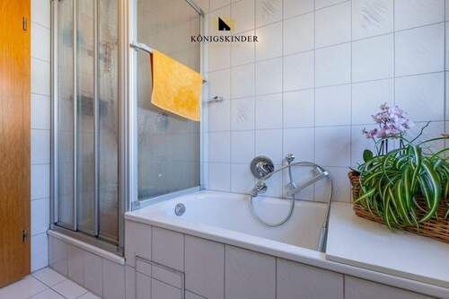 Freiraum für Entspannung- Badewanne und Dusche für entspannte Stunden - 