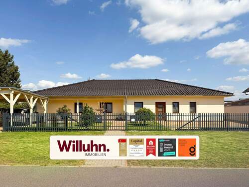 Hausvorderansicht - Außergewöhnliches ebenerdiges Zweifamilienhaus auf wunderschönem Grundstück mit Pool und Erdwärme