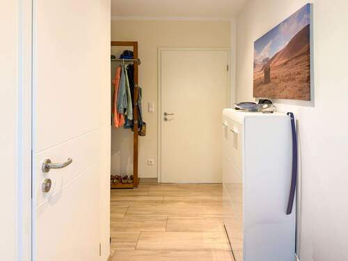 Flur Haupthaus - 8 Zimmer Mehrfamilienhaus, Wohnhaus in Löbnitz