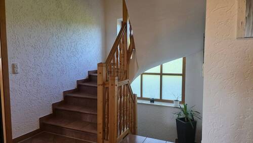 Flur mit Treppe in OG und in Keller - 