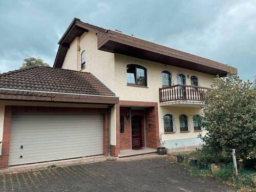 Hausansicht - Hochwertiges Einfamilienhaus mit Einliegerwohnung, Doppelgarage und großzügigem Grundstück
