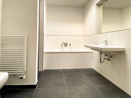 Badezimmer mit Dusche und Badewanne - 