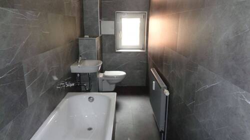 Bad.JPG - 5-Raum-Wohnung mit Loggia - 630,00 EUR Kaltmiete, ca.  90,00 m² Wohnfläche