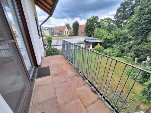 Schlafzimmerbalkon mit Aussicht in den Garten - 