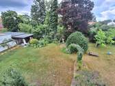 Schlafzimmerbalkon mit Aussicht in den Garten - 