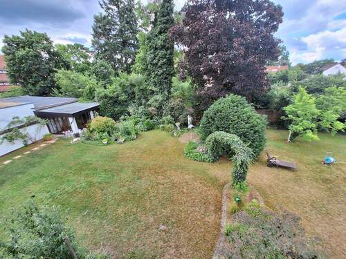 Schlafzimmerbalkon mit Aussicht in den Garten - 