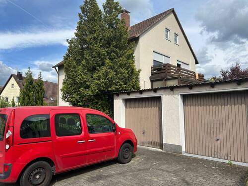 Garage mit Blick aufs Haus - 