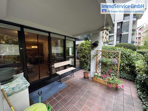 Titelbild - Charmante 2,5 Zimmer Wohnung mit zwei Terrassen und Tiefgaragenstellplatz