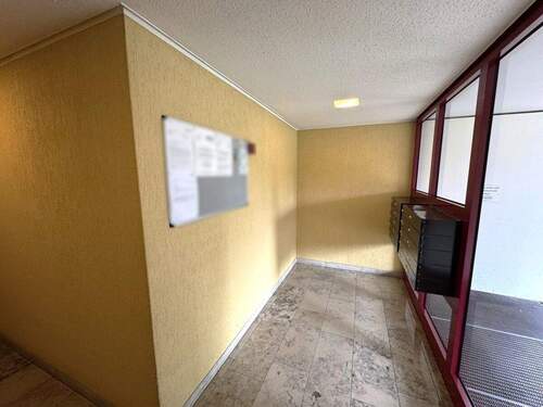 Hauseingang - Etagenwohnung mit 68,90 m² in Nürnberg zum Kaufen