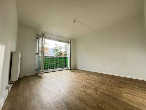 Wohnzimmer - 4 Zimmer Etagenwohnung zur Miete in Chemnitz