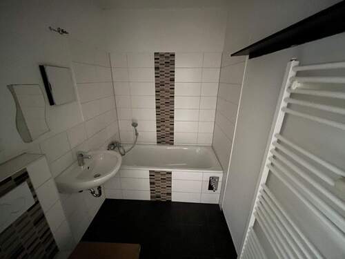 Badezimmer mit Wanne und Handtuchheizkörper - 