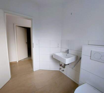 Badezimmer (Whg. EG Gartenseite) - Mehrfamilienhaus, Wohnhaus in Wensin